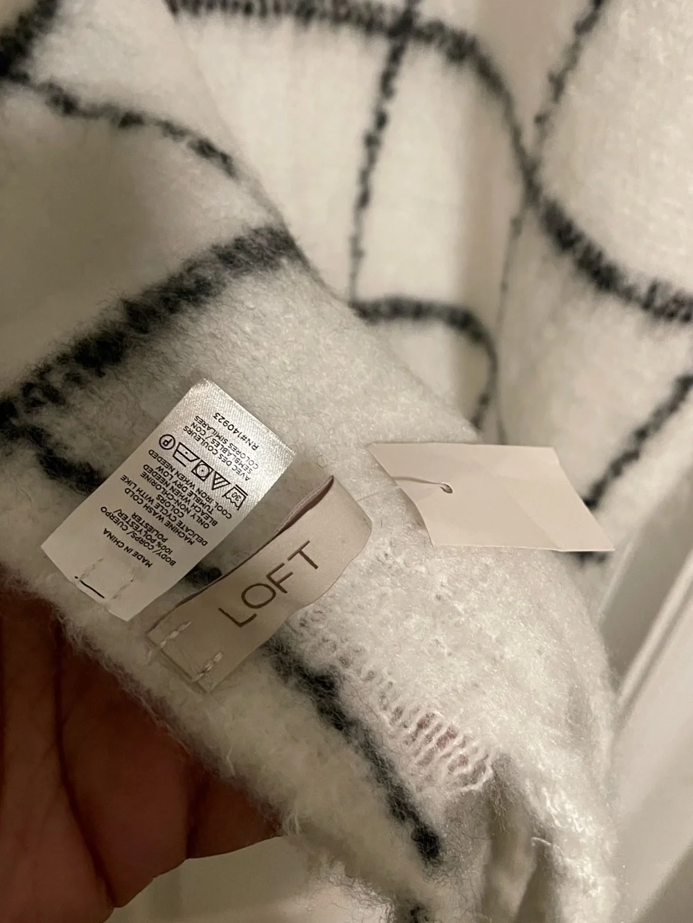 New LOFT Cozy White & Black Grid windowpane fuzzy scarf/shaw/throw